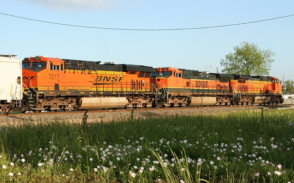 Three GEs, 3 BNSF paintschemes